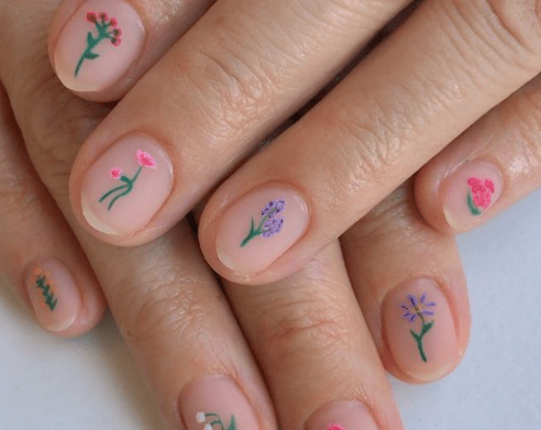 Модные ногти на лето 2021: нежные цветы